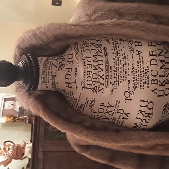 Women's elegant vintage 1950 faux fur shawl wrap by Regina Glenara Glenoit. - Picture 4 of 9